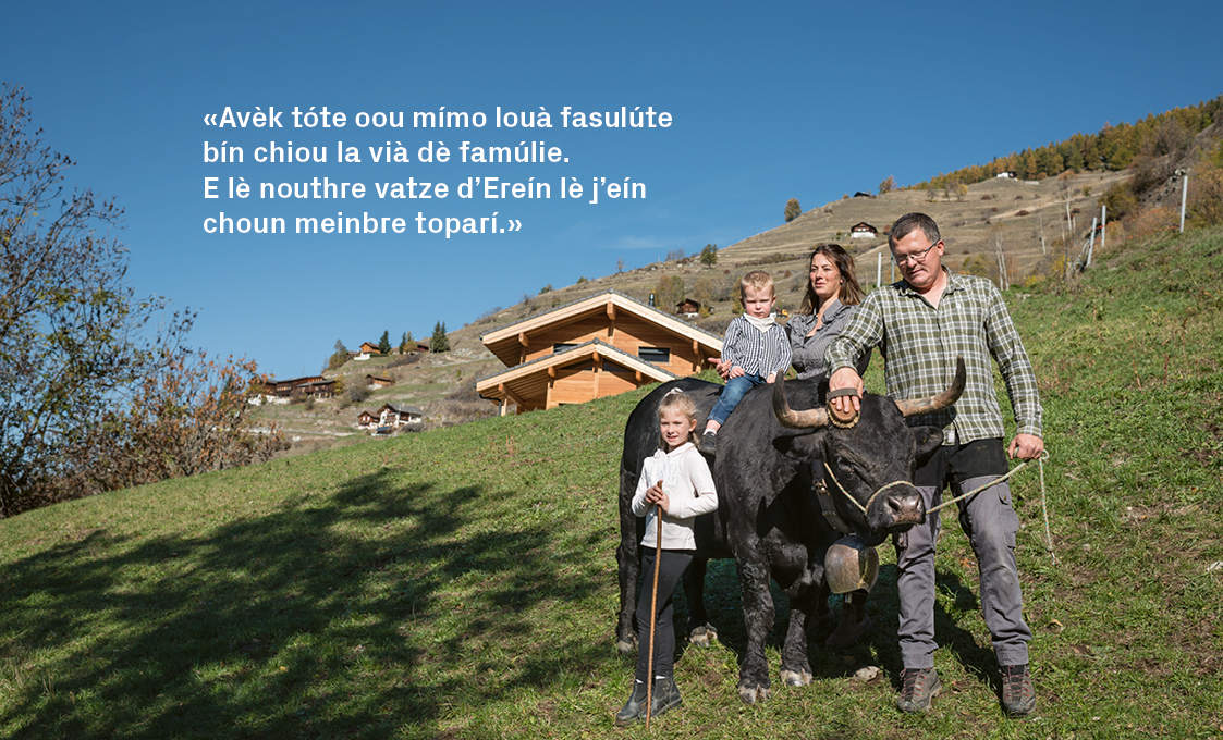  Familie Crettaz in schöner Landschaft mit einer Eringer-Kuh.