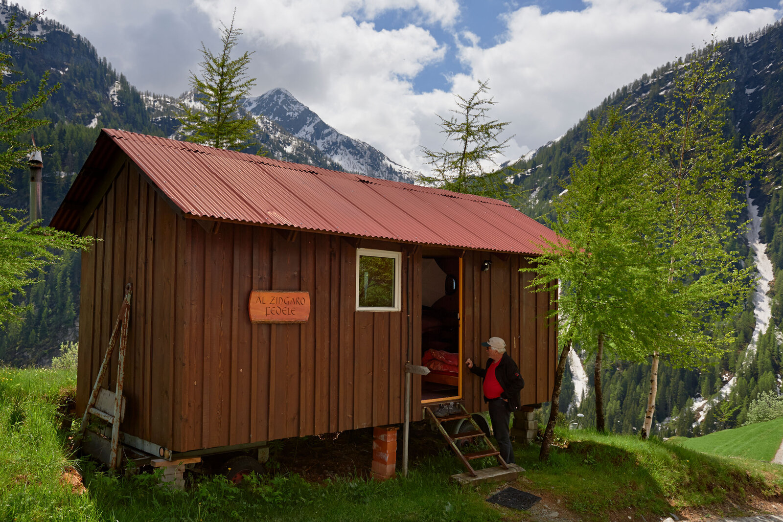  Die kleine Hütte der Gäste des Biohof Munt la Reita.