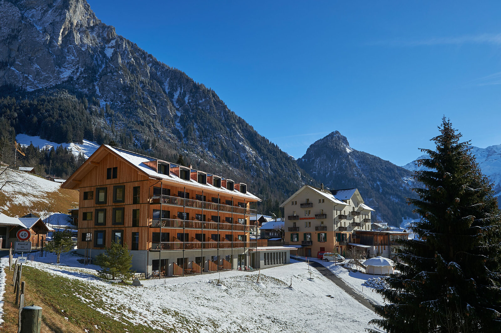  Der Kientalerhof im Berner Oberland ist Hotel, Kongresszentrum und Schulungsgebäude zugleich. Mit dem von der Schweizer Berghilfe mitunterstützten Neubau, der ausschliesslich mit natürlichen Materialien gebaut wurde, geht die Entwicklung weiter.