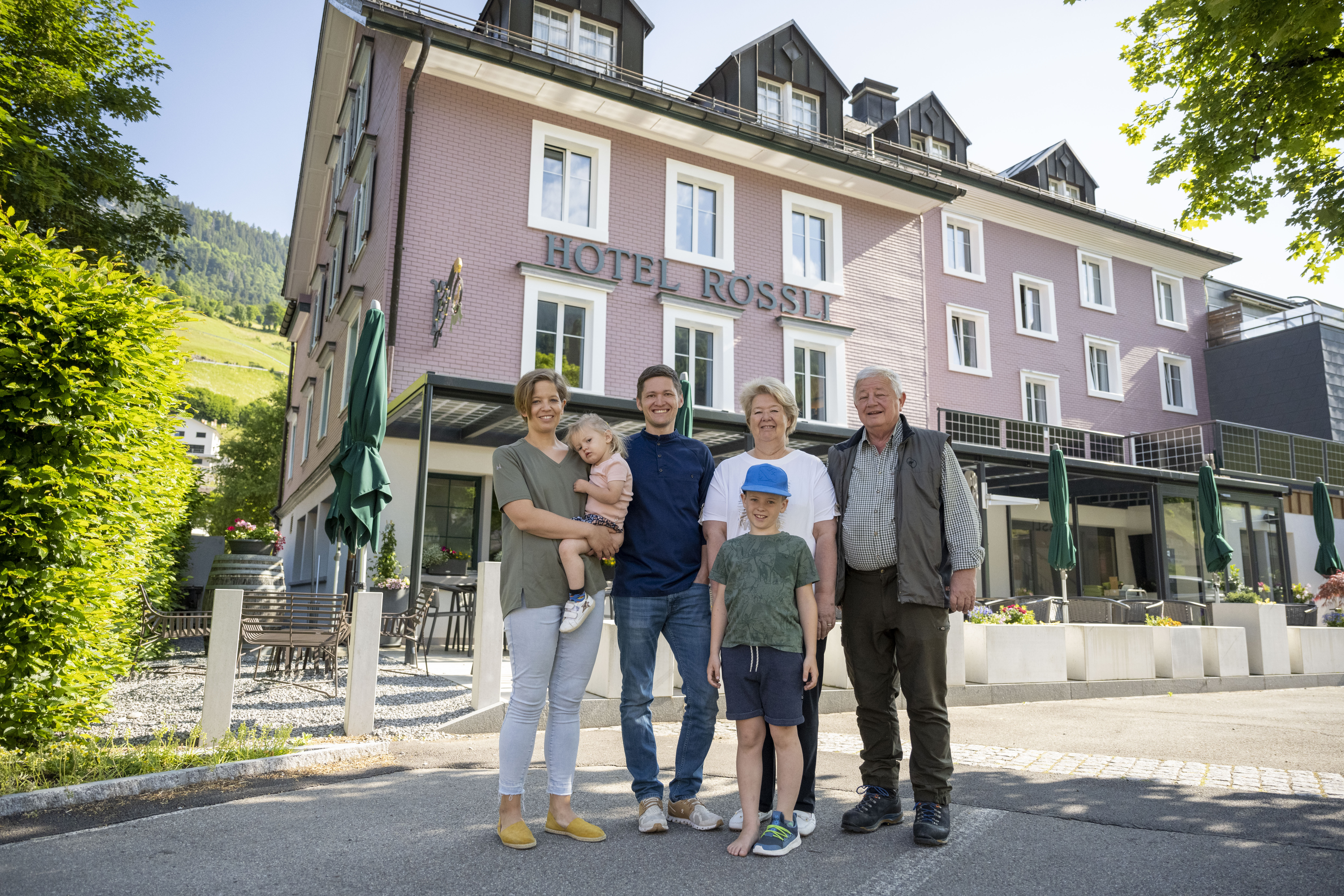  Drei Generationen der Familie Schlumpf/Bauer kümmern sich um das Wohl der Gäste.