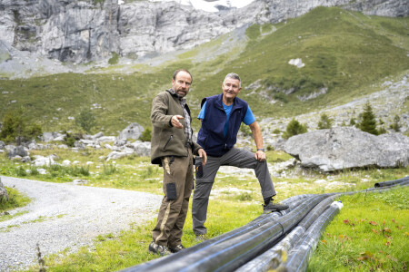 Die Rohre warten darauf, verlegt zu werden.