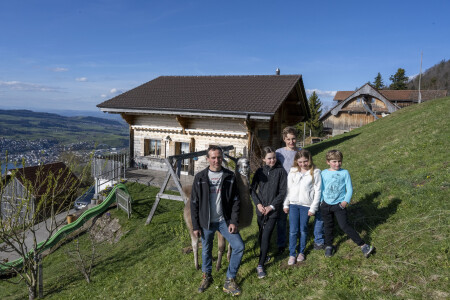 Familie Rutz aus Küssnacht am Rigi vor ihrem Wohnhaus.
