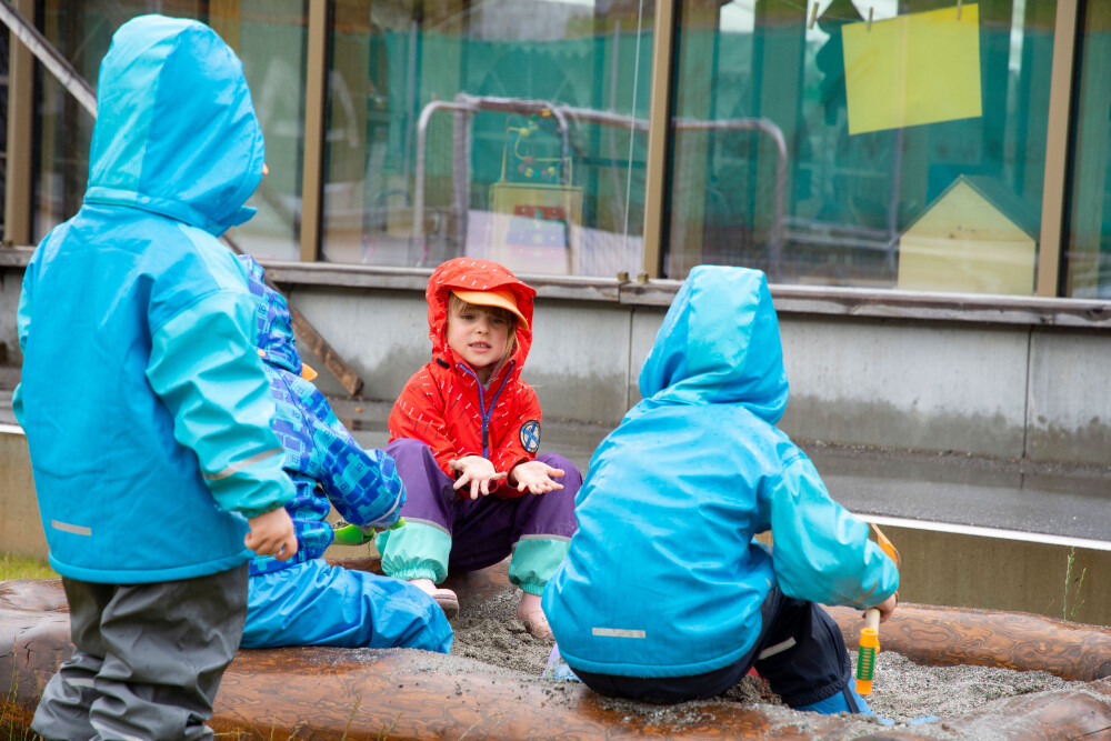 Kinder beim Spielen im Kinderhort Sunnastrahl in Arosa.