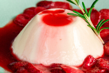 Rosmarin-Pannacotta mit Erdbeeren