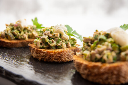 Siedfleisch-Crostini mit Bergkräuter