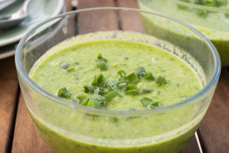 Grüner Gazpacho mit Erbsen und Kresse