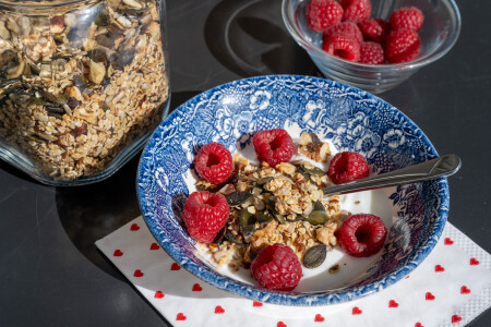 Dieses knusprige, selbst gemachtes Müesli ist nicht nur ein toller Starthelfer in den Tag, sondern eignet sich auch gut als Snack für zwischendurch.