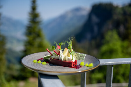 Randenfocaccia mit Ziegenfrischkäse und Thymian-Meringues von Pius Enz, Chefkoch des Berghotels Mettmen