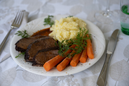 Schmorbraten mit jungen Rüebli und Kartoffelstock