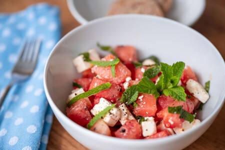 Lust auf ein erfrischendes Gericht für die heissen Tage? Dann ist dieser schnell zubereitete Salat genau das Richtige: Die fruchtige Süsse der Wassermelone passt perfekt zum salzigen Feta.