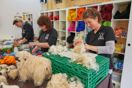 Mitarbeiterinnen bei der Wollverarbeitung im Wollreich Meiringen