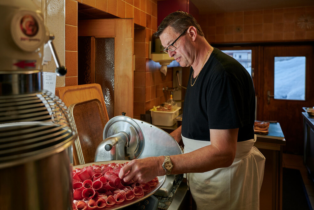 Ambros Henzen schneidet Trockenfleisch.