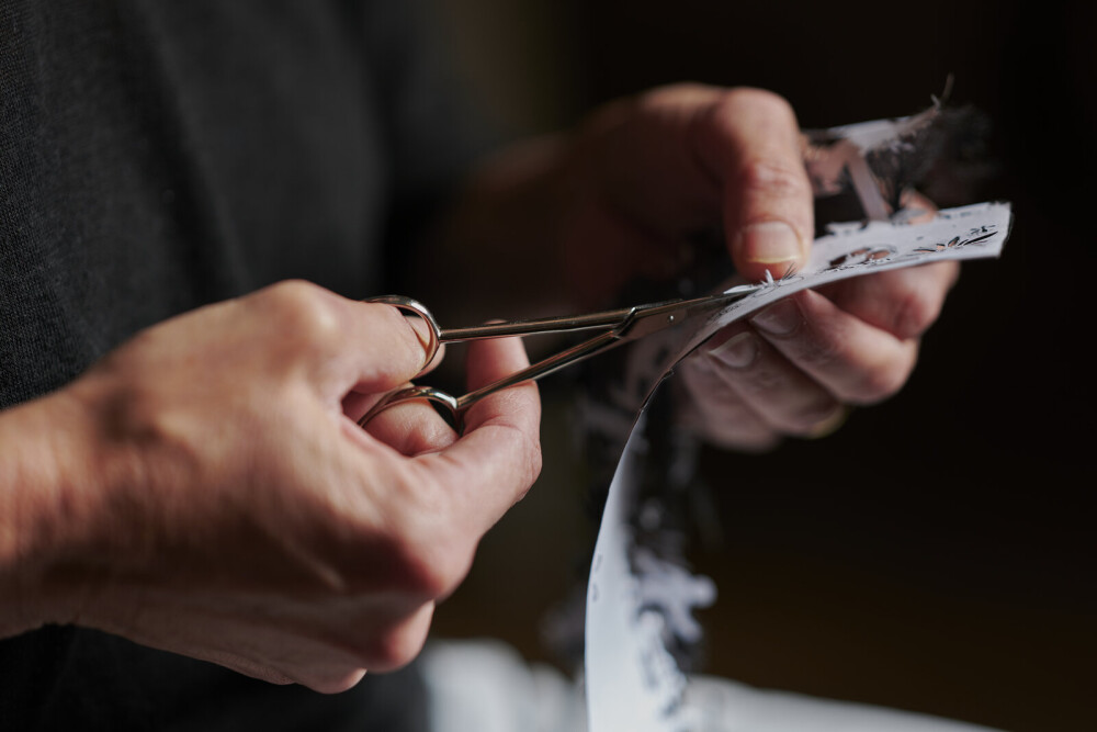 Ruhige Hände sind zentral: Jolanda Brändle arbeitet an einem Scherenschnitt.