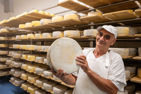 Käser Tony Giacomelli im Käsekeller